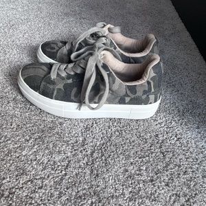 Size six women’s camo soda shoes
